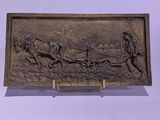 plaque en laiton représentant une calèche tirée par des chevaux, avec un homme à bord