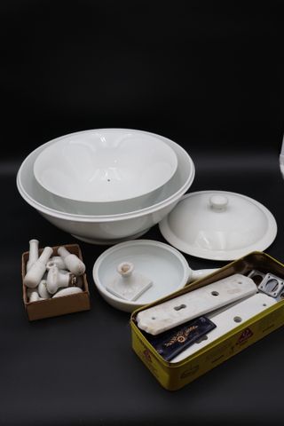 Lot de porcelaine blanche ; 2 grands saladiers, couvercles, plaqu...
