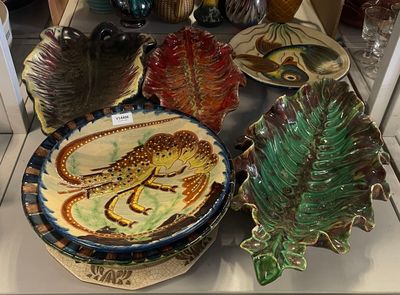 de nombreuses assiettes et bols posés sur une table