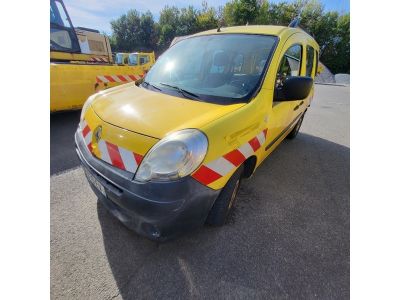 La camionnette jaune est garée sur le parking, à côté d'autres véhicules.