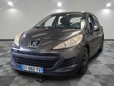 La voiture grise est garée sur le sol à damier du garage.