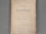 gros plan d'un livre posé sur une table à fond gris