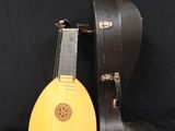 une guitare et un étui sur fond noir