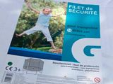 une photo d'une photo représentant un enfant sautant sur un trampoline
