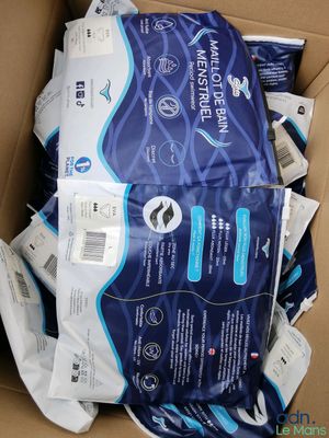 une boîte remplie de papier toilette qui se trouve au milieu de la boîte