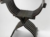 une photo en noir et blanc d'une chaise en bois