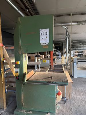 l'image d'une machine située à l'intérieur d'un bâtiment