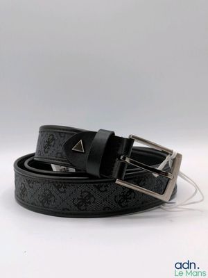 un gros plan d'une ceinture en cuir noir sur fond blanc