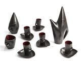 de nombreuses tasses et soucoupes posées sur une table