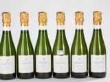 six bouteilles de champagne alignées sur une table