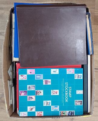 une boîte de livres et un stylo posés sur une table