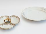 une assiette sur laquelle est posé un anneau, à côté d'une autre assiette sur laquelle est posé un anneau
