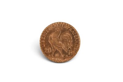gros plan d'une pièce de monnaie sur une surface blanche