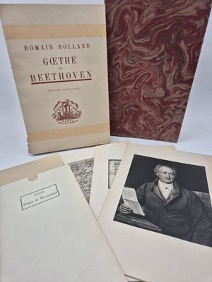 trois livres sont empilés sur une table