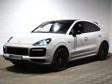 la porsche cayen blanche est garée dans une pièce blanche
