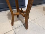 une table en bois avec un plateau en marbre posée sur un sol carrelé