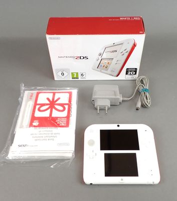 une console Nintendo Wii blanche avec un boîtier rouge
