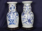 une paire de vases bleus et blancs posés sur une table noire