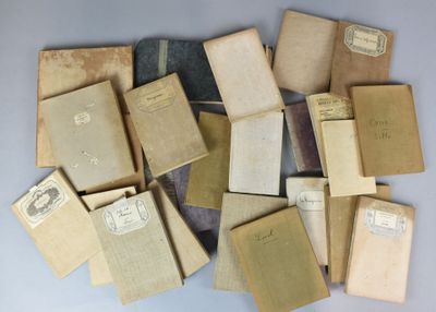 plusieurs vieux livres sont empilés sur une table