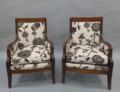 une paire de chaises ornées de fleurs noires et blanches