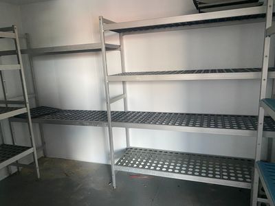 une pièce avec beaucoup d'étagères