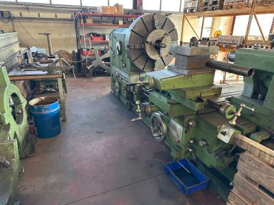 une machine qui se trouve dans une pièce où il y a beaucoup de bois