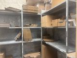 beaucoup de boîtes et de cartons sur les étagères de la pièce