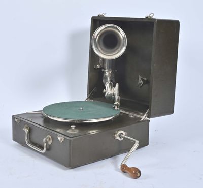 une valise contenant un tourne-disque