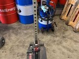 a picture of a machine that is sitting in a garage