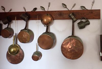 de nombreuses casseroles et poêles accrochées au mur