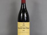 une bouteille de vin rouge posée sur une table en verre