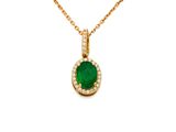 un pendentif en émeraude et diamants monté sur une chaîne en or