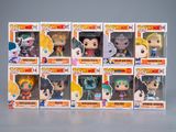 six figurines Funko Pop en vinyle différentes, présentées dans une vitrine