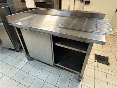 un comptoir en acier inoxydable dans une cuisine commerciale