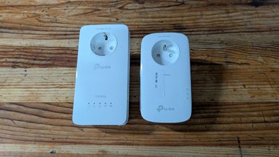 deux télécommandes blanches posées sur une table en bois