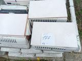 une pile de cartons empilés les uns sur les autres par terre