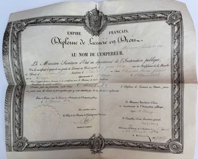 un gros plan sur une feuille de papier sur laquelle figure un document