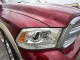 un camion rouge garé dans un parking