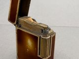 un petit briquet posé sur une table