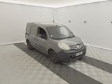 une petite camionnette garée dans un garage