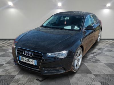 une image d'une voiture audi noire dans une salle d'exposition