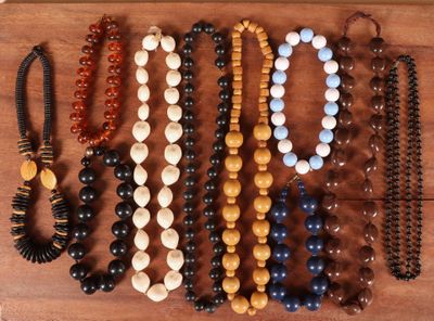 beaucoup de perles disposées sur une planche en bois