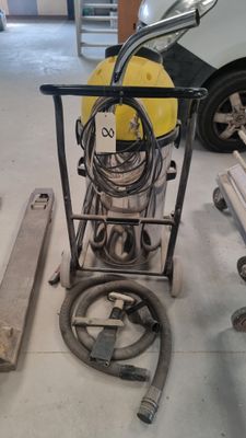 la photo d'une machine qui se trouve dans un garage