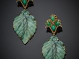 une paire de boucles d'oreilles en jade vert et diamants