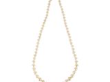 un collier de perles blanches avec un fermoir en or sur fond blanc