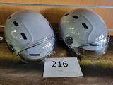 deux casques posés l'un à côté de l'autre sur une table
