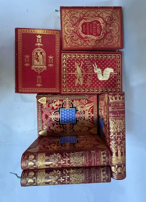 une chaise fabriquée à partir de vieux livres, accrochée au mur