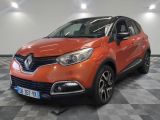 La Renault Captur orange est garée sur un sol à damier