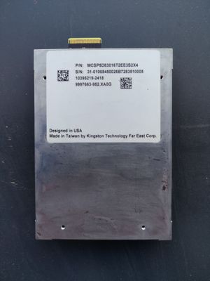 une boîte métallique sur laquelle est collé un autocollant, accrochée au mur