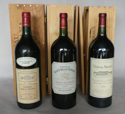 trois bouteilles de vin sont alignées devant une caisse en bois